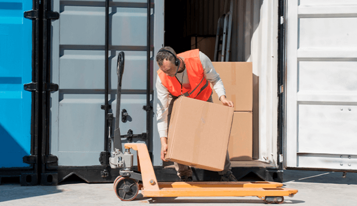 Menos que la carga marina de carga de contenedores (LCL) implica consolidar envíos de múltiples cargadores que no llenan un contenedor completo en uno para el transporte.