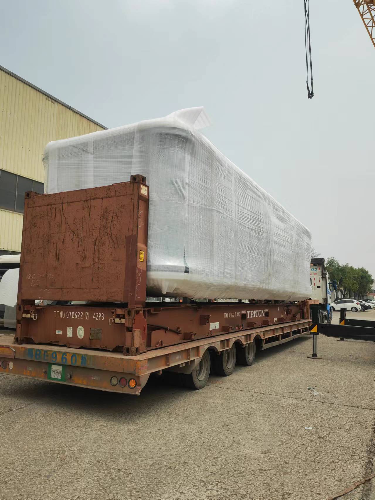 El envío de carga fuera de reloj (OOG) o de gran tamaño se refiere al transporte de bienes a través del mar que excede las dimensiones estándar o los límites de peso de los contenedores regulares, como la maquinaria grande y los componentes industriales.